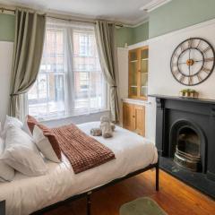 Hoole - Spacious Victorian House - Free Parking - Sleeps 8