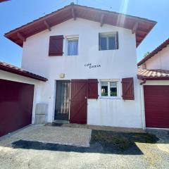 Maison mitoyenne rénovée, 2 chambres, proche centre, terrasse et parking - FR-1-495-152