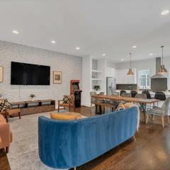 Large Home with Rooftop & Views Sleeps 12