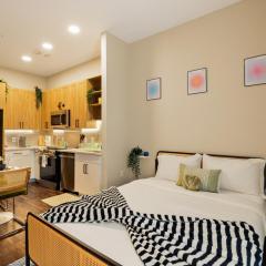 12min Downtown, 6min Domain with Pool and Free Parking