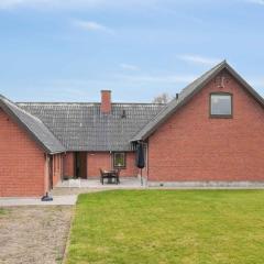 Spacious Holiday Home Near The Beach