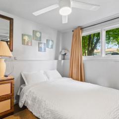 Budget Compact And Cozy On 6th Ave