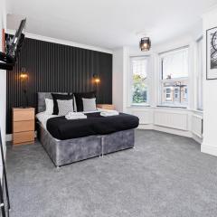 Modern 5-Bed - Sleeps 10-Walk to Centre & Parking!