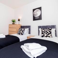 Modern 5-Bed - Sleeps 10-Walk to Centre & Parking!
