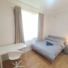 Queen Room in West Ryde Home - E1