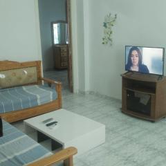 une chambre, un salon, cuisine et balcon