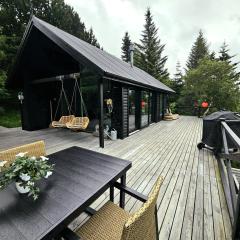 Lakefront cottage with jacuzzi