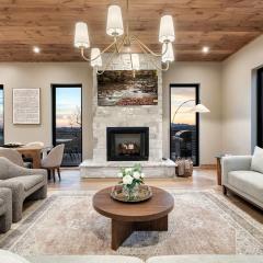 A Haven of Comfort Elegance Views and Hot tub