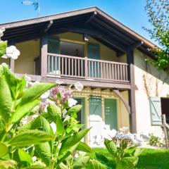 Maison familiale au vert avec piscine et pétanque