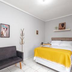 Apê na Tupi com Ar Condicionado nos Quartos e Sala, Garagem e a 100m da praia