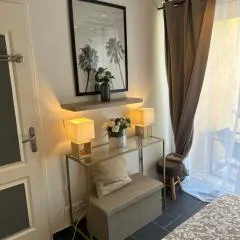 Chambre indépendante climatisée et salle de bain privative
