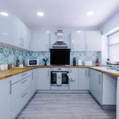 Stylish 3BR-Colourful-Sleeps 5