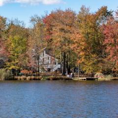Cozy Lakefront Poconos Cabin Hot Tub Kayaks