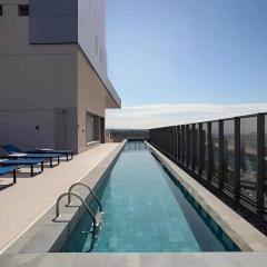 Studio Ampliado colado ao Metrô Paraíso e Av Paulista, com ar-condicionado e lazer completo