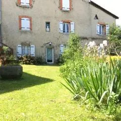 Gîte chaleureux entre festivals, nature et confort avec wifi à Jullianges - FR-1-582-237