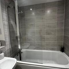 Modern Private Room and Bath in Maidenhead Near Heathrow Airport