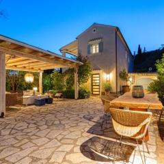 Decavos House