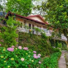 StayVista at Belmont House with Bonfire, Gazebo