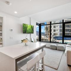 AQUA Corner Unit w Balcony and Amazing View #614