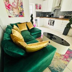 PopHaus Central Brighton - Glam Pad by the Station with FREE Parking