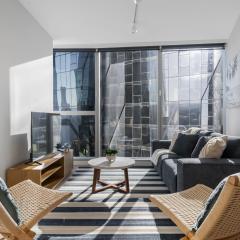 Bright 1BR with Pool & Gym - Best Location in Melb!