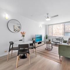 Spacious 1BR Near Hospital, QUT and CBD with Parking!