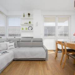Spacious Apartment with Parking and Garden by Noclegi Renters