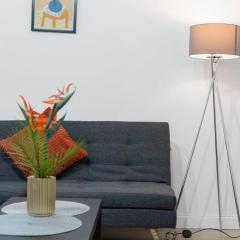 Free Parking - Sleeps 6 - 2 Bedrooms - Newly Renovated