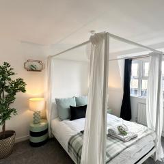 Central Flat with City Views - Newly Refurbished - Parking Included - Superfast Wifi