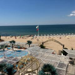 Апартамент в КК "Елените" с фронтална гледка море, разположен на самия плаж