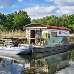 Hausboot-schwimmendes-Ferienhaus-im-Havelbogen-Haus-auf-dem-Wasser