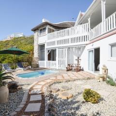 Hemelstoep Pool View