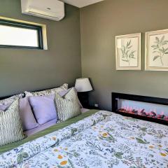 Howells Nest - Cozy 2 Bed - King Bedroom and Sleeping Loft Escape!