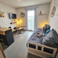 Petit studio cosy, balcon et vue