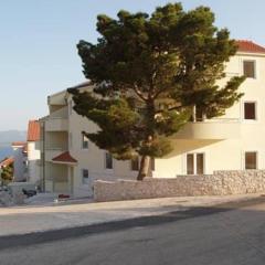 Apartments with parking space Bol, Brac - 23375