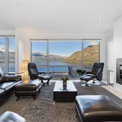 Ataahua - Lake and Mountain Views with a Hot Tub