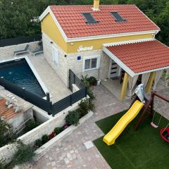 Hidden Oasis - pool, playground - 3 min from the beach