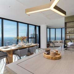 Executive Penthouse in Heart of Melbourne 3BR w Parking