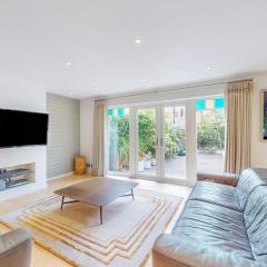 Lovely 3 Bed With Patio 5 Min Walk to Bus Stops