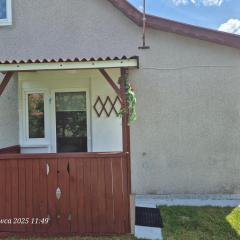 Dom Bursztynek - domek (sad)