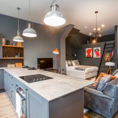 Large Studio Apartment, Free Parking, Close to Centre