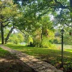 Waterfront Cabin Rental for Groups of 16 with Jacuzzi Bathtub in Texas Hill Country