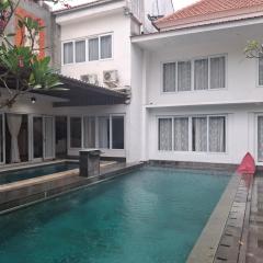 Queen Villa Jimbaran By Novita