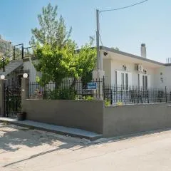 Gray House Salamina