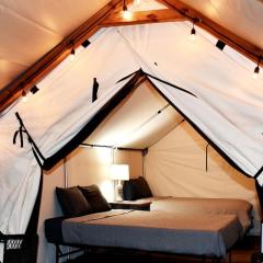 #Y Son's Blue River - Glamping Cabin, Kingsbury, TX