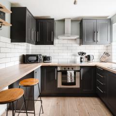 Modern 2 Bedroom House with Parking