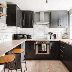 Modern 2 Bedroom House with Parking