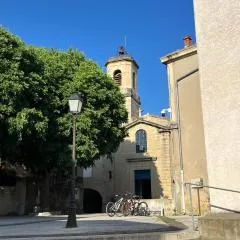 T2 sur la place du village proche Mer et Montpellier