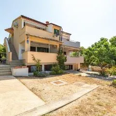 1 Bedroom Lovely Apartment In Potocnica