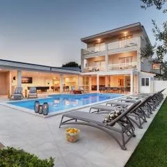 Villa Klen for 15 people near Pula with jacuzzi and children playgorund